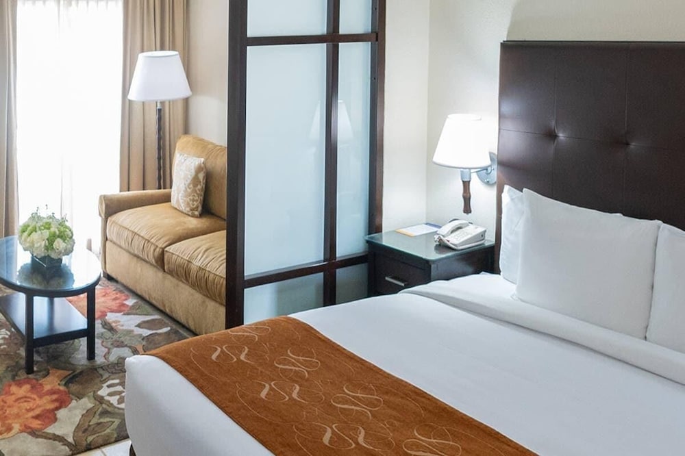 Comfort Suites Paradise Island — Hotel rooms in Paradise Island, New Providence