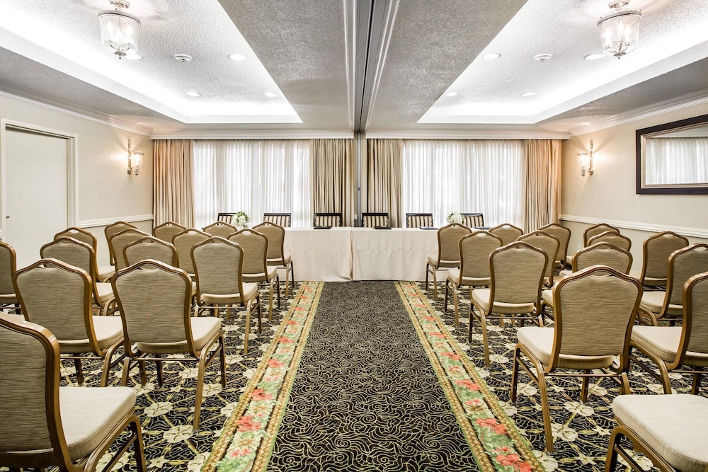 Comfort Suites Paradise Island — Hotel building in Paradise Island, New Providence