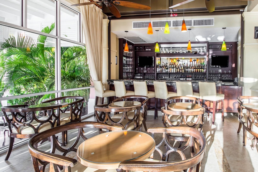 Comfort Suites Paradise Island — Restaurant & bars in Paradise Island, New Providence