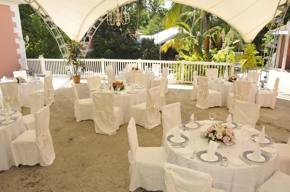 Graycliff Hotel And Restaurant — Hotel building in Nassau, New Providence