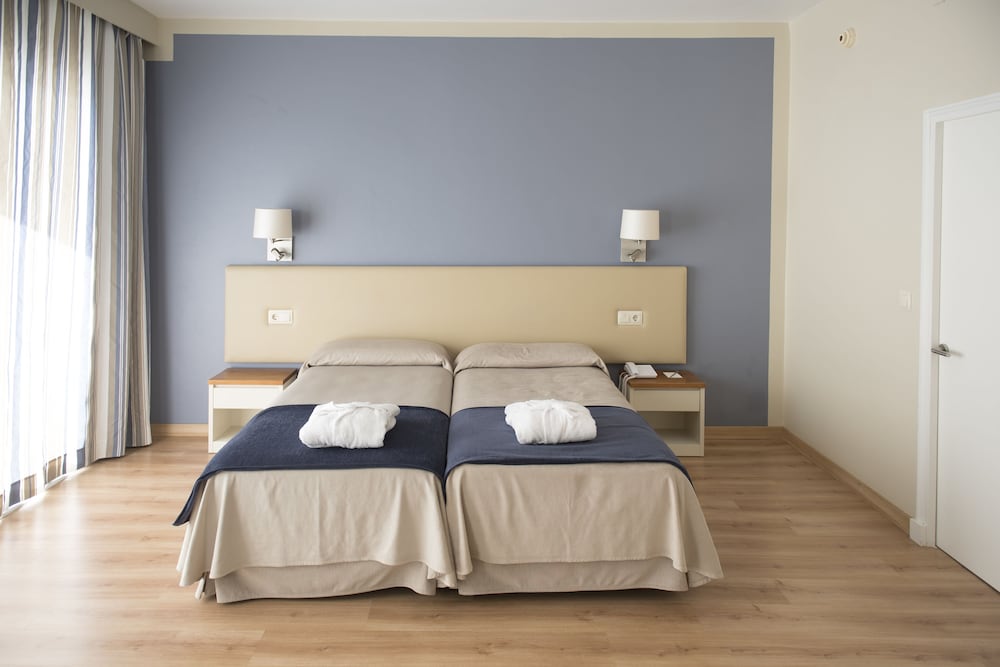 Hotel Agamenon — Hotel rooms in Es Castell, Balearic Islands
