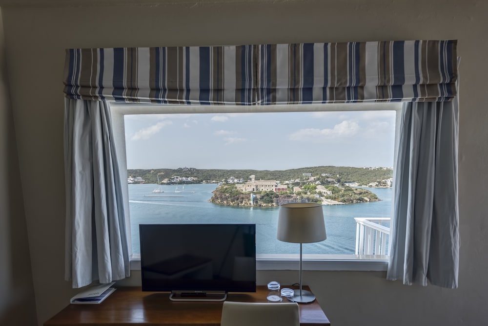 Hotel Agamenon — Hotel rooms in Es Castell, Balearic Islands