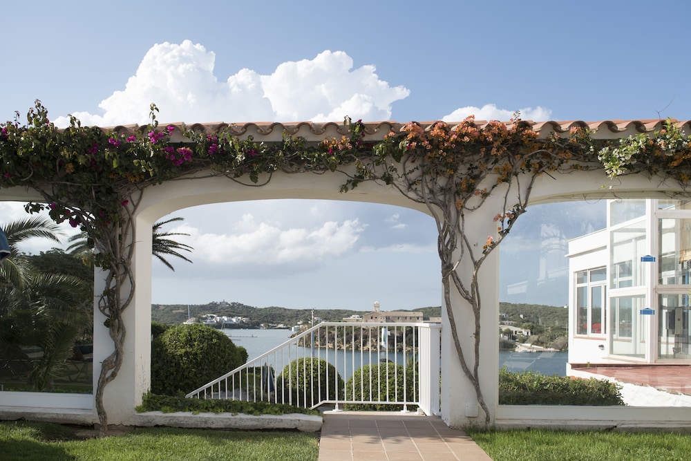 Hotel Agamenon — Hotel building in Es Castell, Balearic Islands