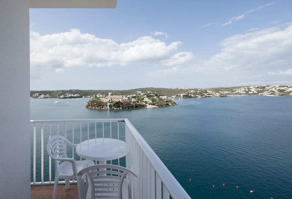 Hotel Agamenon — Hotel rooms in Es Castell, Balearic Islands