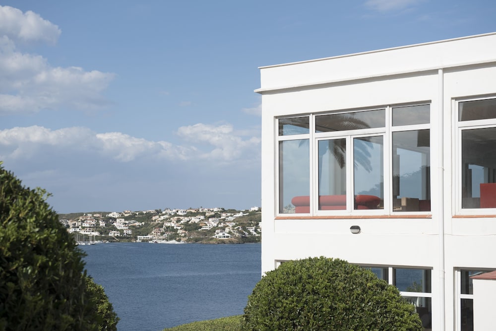 Hotel Agamenon — Hotel building in Es Castell, Balearic Islands