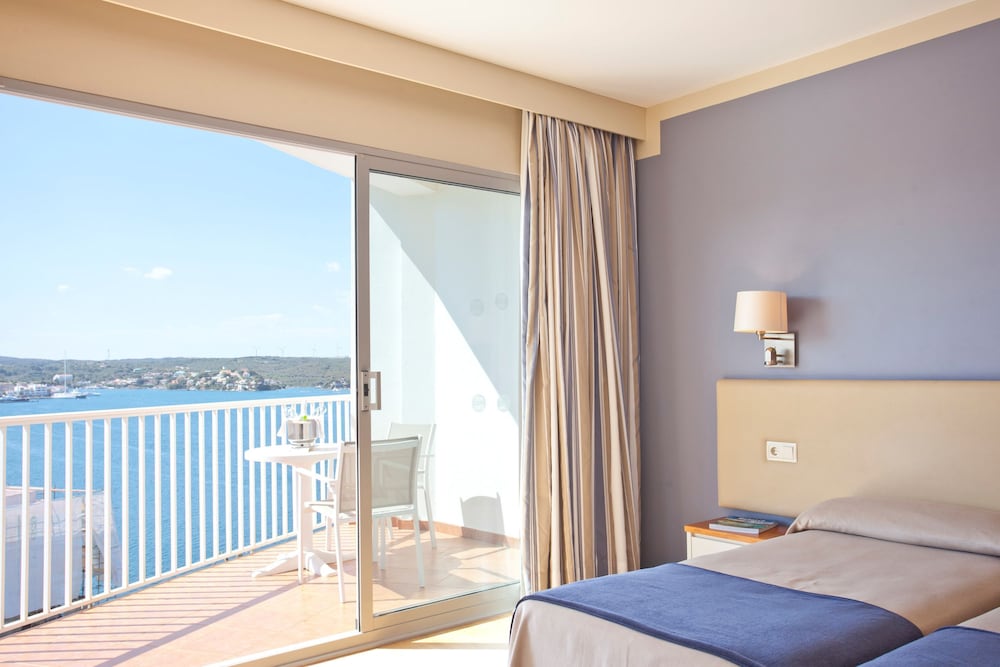Hotel Agamenon — Hotel rooms in Es Castell, Balearic Islands