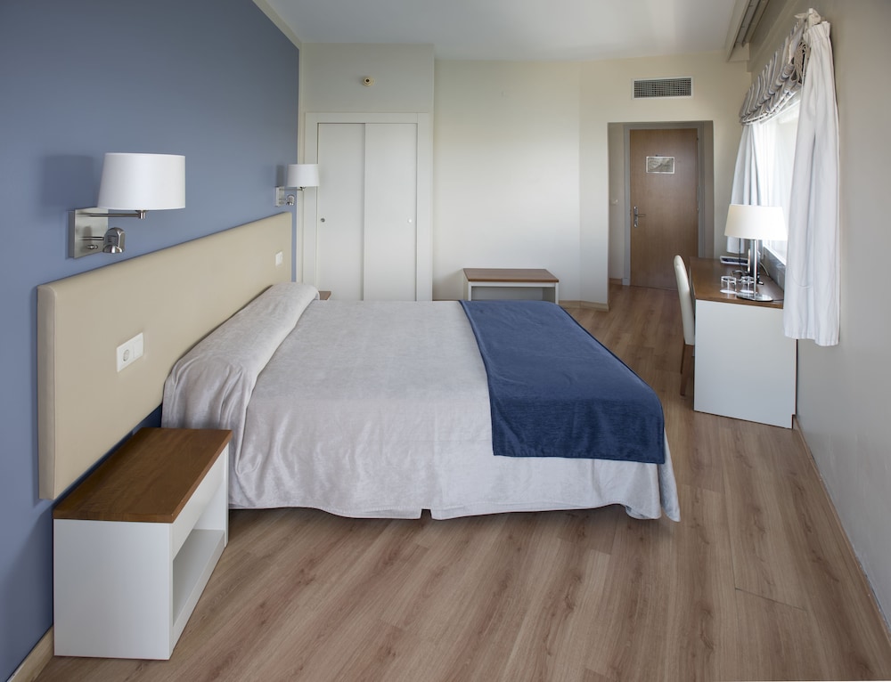 Hotel Agamenon — Hotel rooms in Es Castell, Balearic Islands