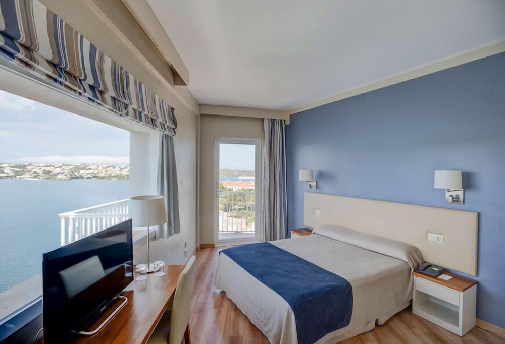 Hotel Agamenon — Hotel rooms in Es Castell, Balearic Islands