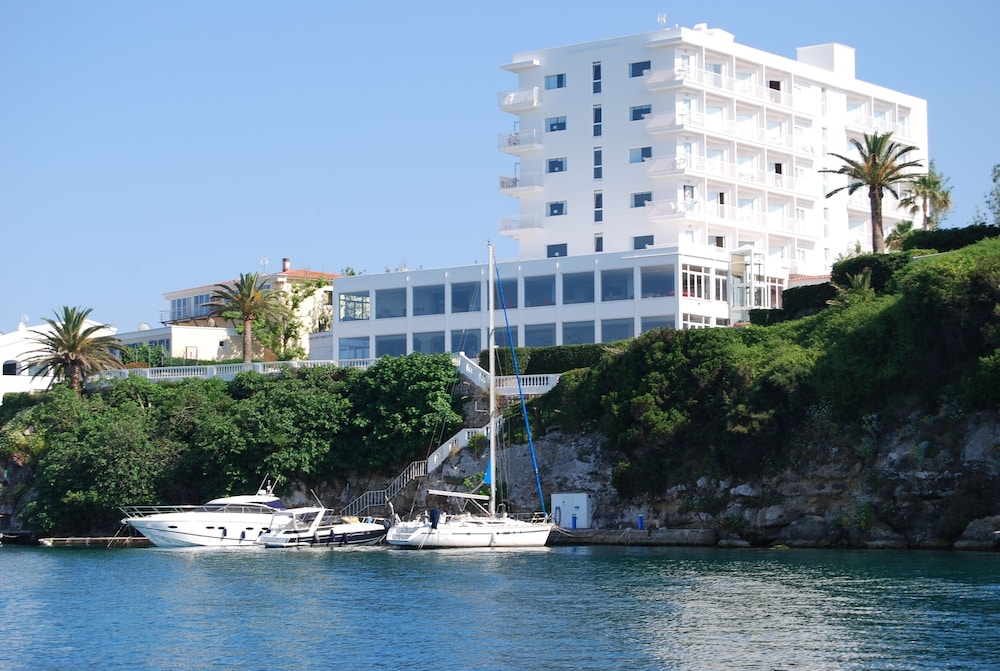 Hotel Agamenon — Hotel building in Es Castell, Balearic Islands