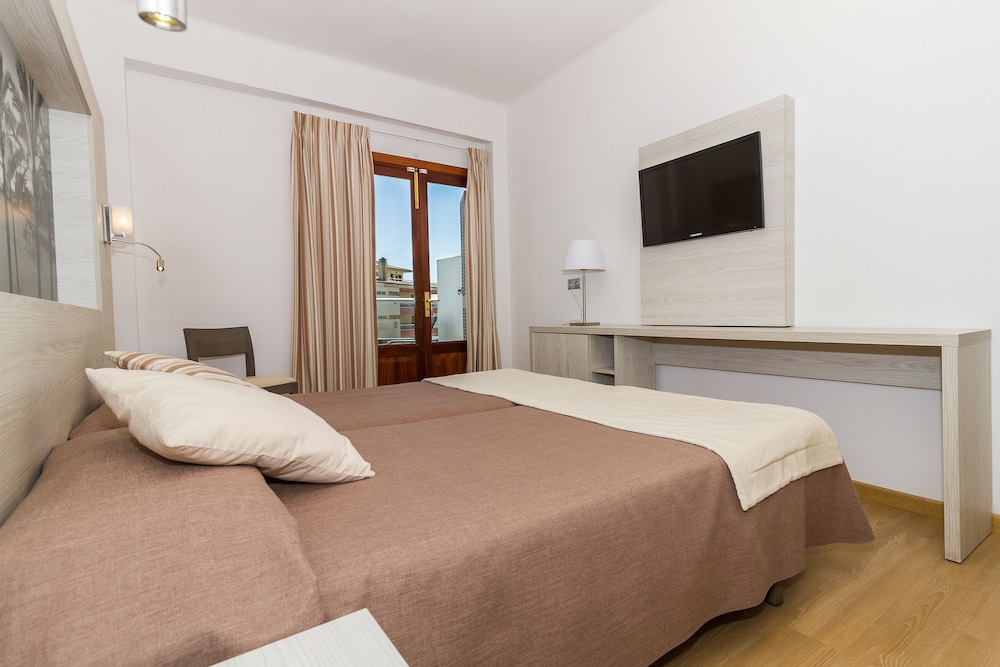 Eix Alcudia Hotel - Adults Only — Hotel rooms in Alcudia, Balearic Islands