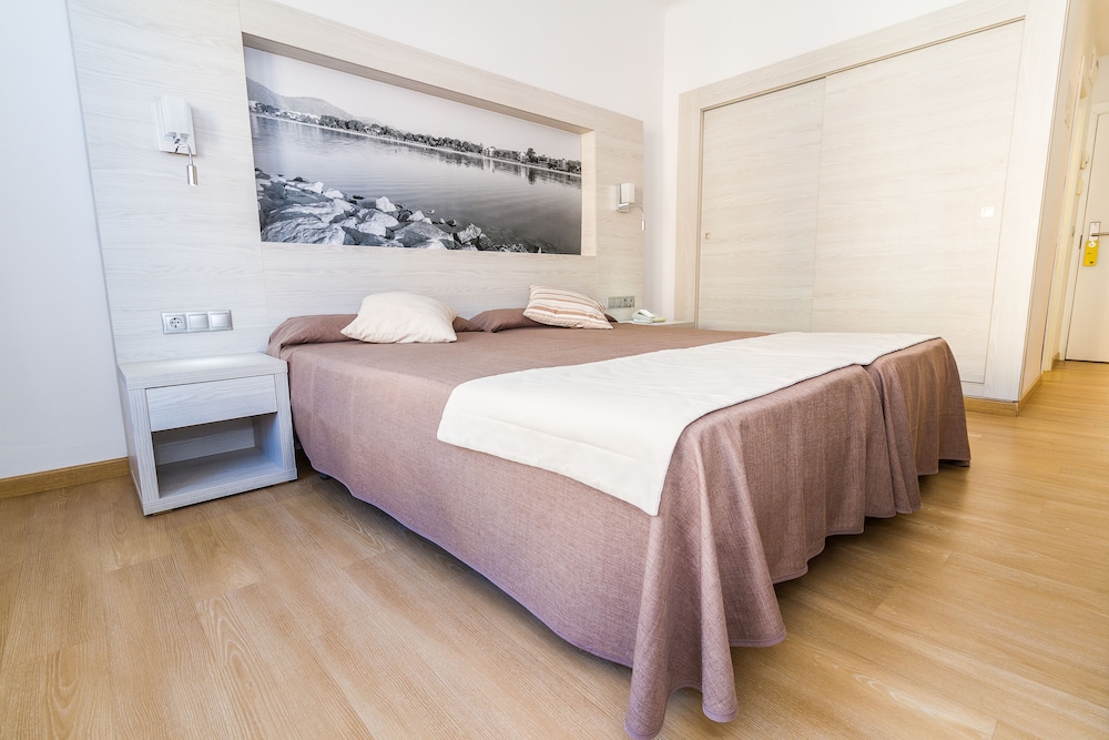 Eix Alcudia Hotel - Adults Only — Hotel rooms in Alcudia, Balearic Islands