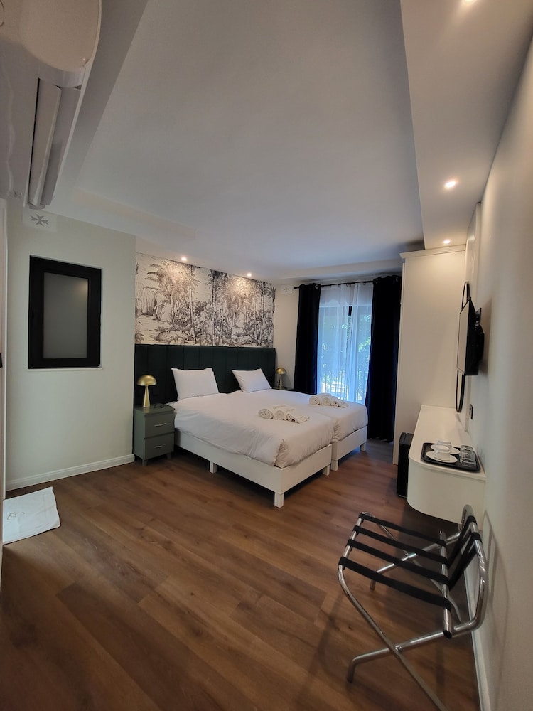 Carlton Hotel — Hotel rooms in Sliema, Malta Island