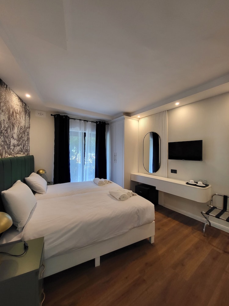 Carlton Hotel — Hotel rooms in Sliema, Malta Island