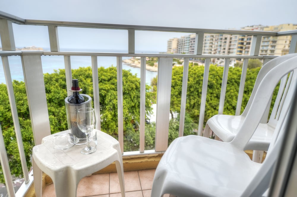 Carlton Hotel — Hotel rooms in Sliema, Malta Island