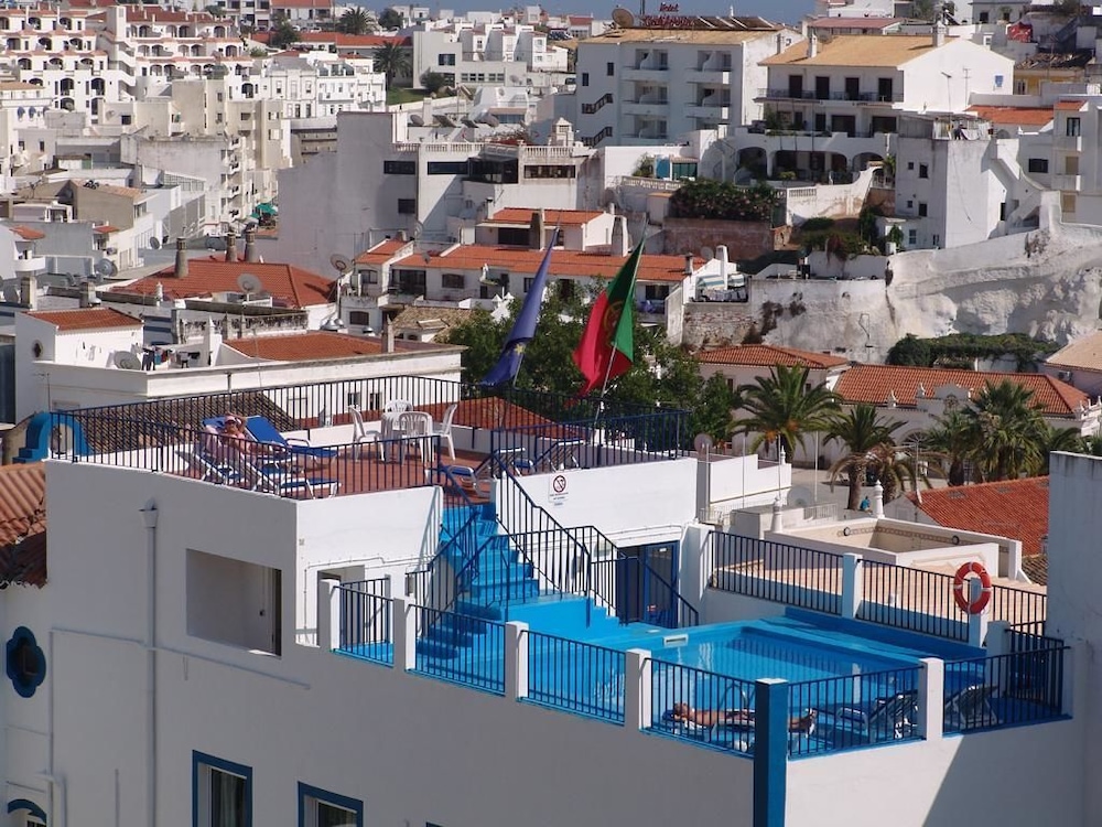 Regina Apartamentos — Hotel building in Albufeira, Faro