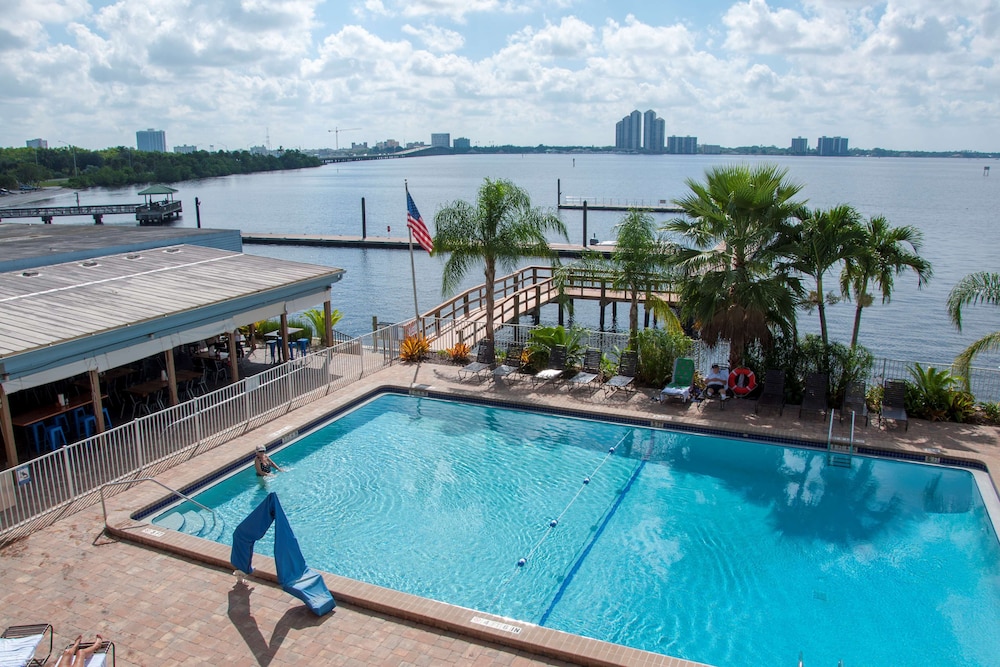Best Western Fort Myers Waterfront — Swimming pool in Fort Myers, Florida