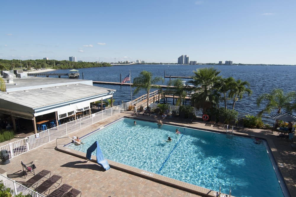 Best Western Fort Myers Waterfront — Swimming pool in Fort Myers, Florida