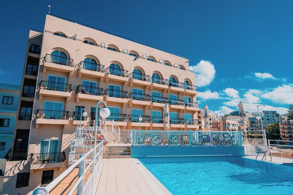Gillieru Harbour Hotel