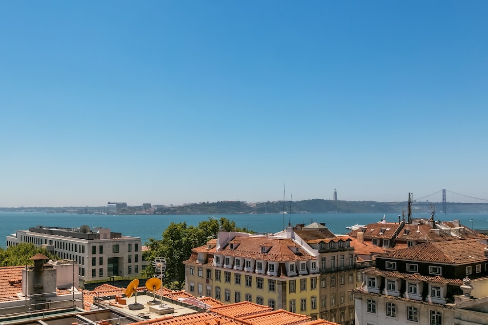 Almaria Edifício da Corte — Attractions in the area in Lisbon, Lisboa