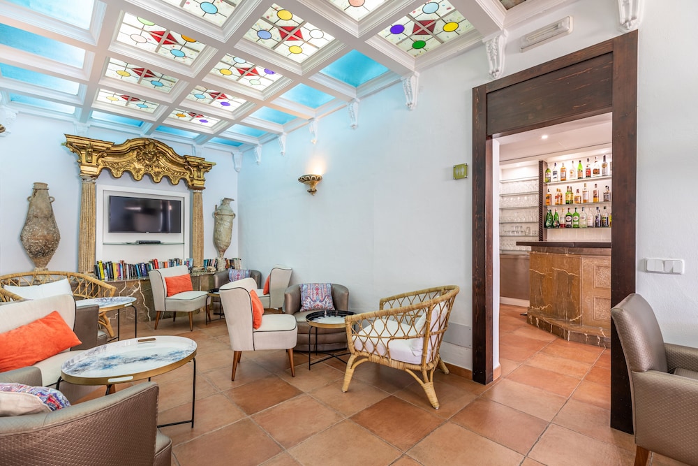 Hoposa Bahía — Restaurant & bars in Puerto Pollensa, Balearic Islands
