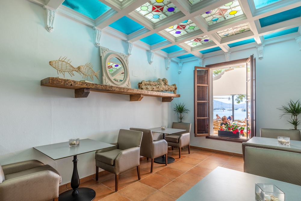 Hoposa Bahía — Restaurant & bars in Puerto Pollensa, Balearic Islands