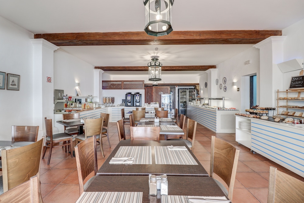Hoposa Bahía — Restaurant & bars in Puerto Pollensa, Balearic Islands
