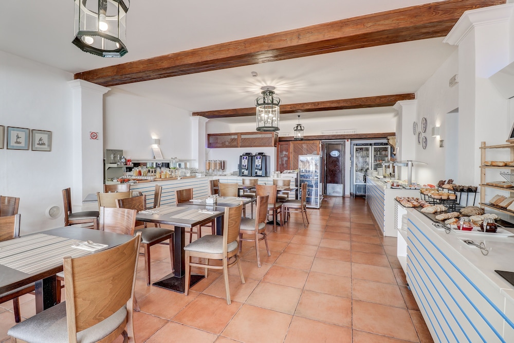 Hoposa Bahía — Restaurant & bars in Puerto Pollensa, Balearic Islands