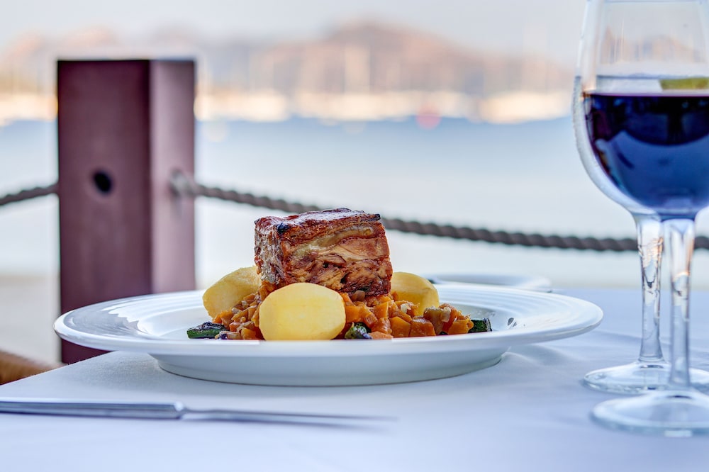 Hoposa Bahía — Restaurant & bars in Puerto Pollensa, Balearic Islands