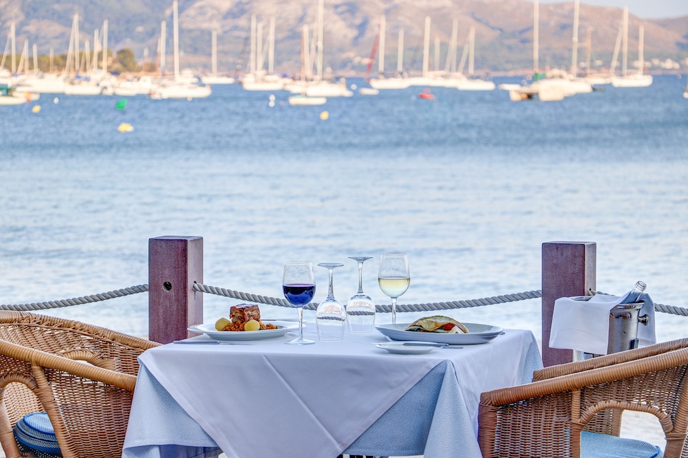 Hoposa Bahía — Restaurant & bars in Puerto Pollensa, Balearic Islands