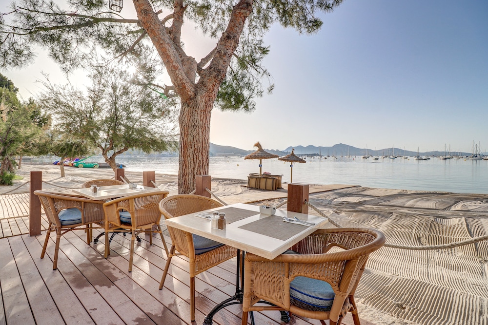 Hoposa Bahía — Restaurant & bars in Puerto Pollensa, Balearic Islands
