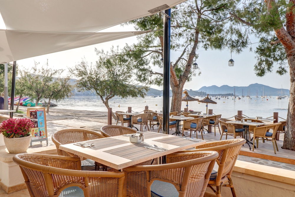 Hoposa Bahía — Restaurant & bars in Puerto Pollensa, Balearic Islands