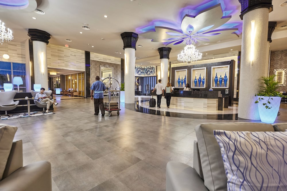 Hotel Riu Palace Paradise Island - Adults Only - All Inclusive — Hotel building in Paradise Island, New Providence