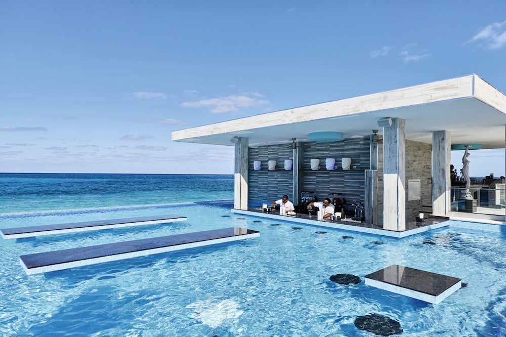 Hotel Riu Palace Paradise Island - Adults Only - All Inclusive — Swimming pool in Paradise Island, New Providence