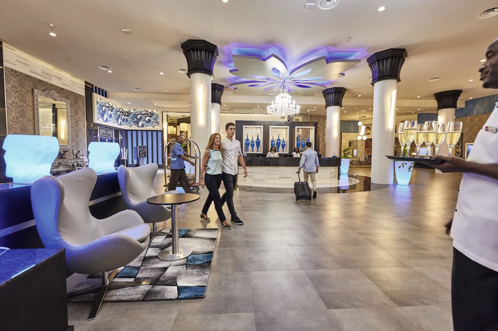 Hotel Riu Palace Paradise Island - Adults Only - All Inclusive — Hotel building in Paradise Island, New Providence