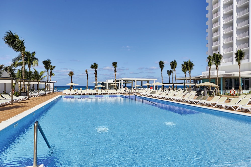 Hotel Riu Palace Paradise Island - Adults Only - All Inclusive — Swimming pool in Paradise Island, New Providence