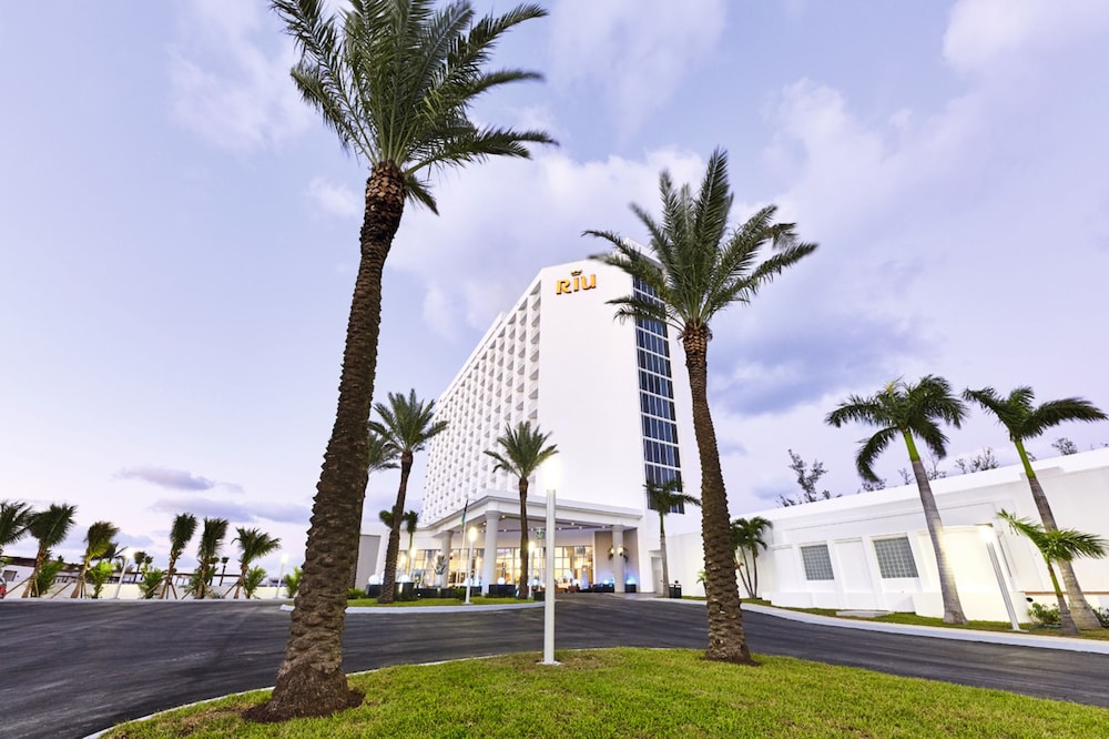 Hotel Riu Palace Paradise Island - Adults Only - All Inclusive — Hotel building in Paradise Island, New Providence
