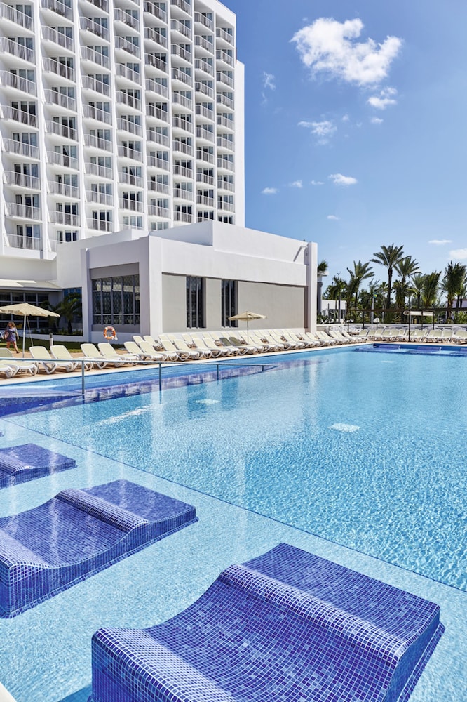 Hotel Riu Palace Paradise Island - Adults Only - All Inclusive — Swimming pool in Paradise Island, New Providence