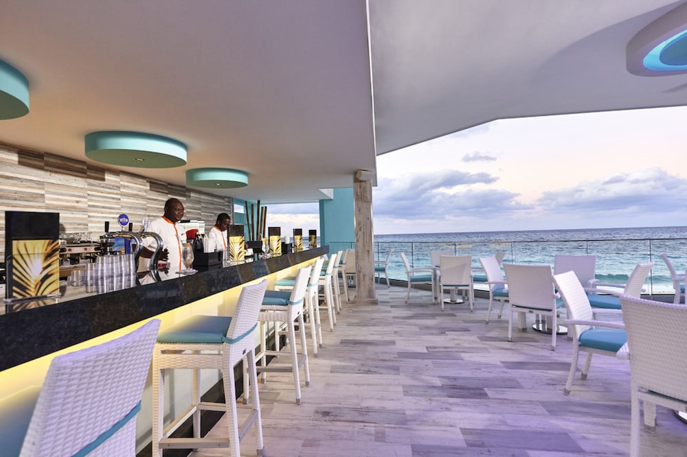Hotel Riu Palace Paradise Island - Adults Only - All Inclusive — Restaurant & bars in Paradise Island, New Providence