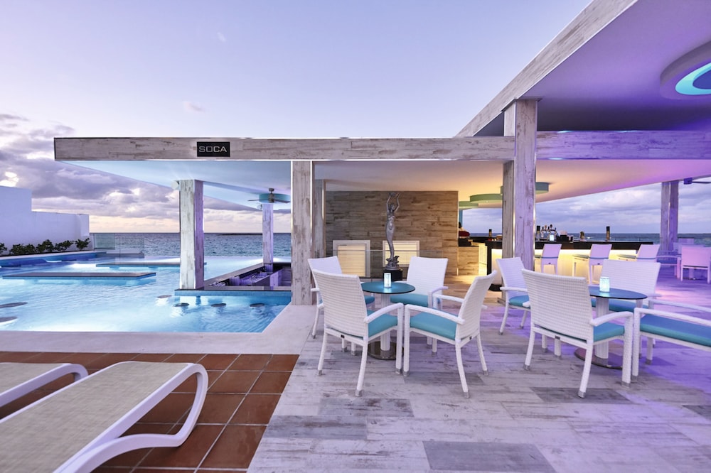 Hotel Riu Palace Paradise Island - Adults Only - All Inclusive — Restaurant & bars in Paradise Island, New Providence