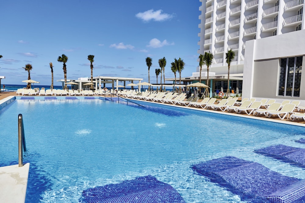 Hotel Riu Palace Paradise Island - Adults Only - All Inclusive — Swimming pool in Paradise Island, New Providence