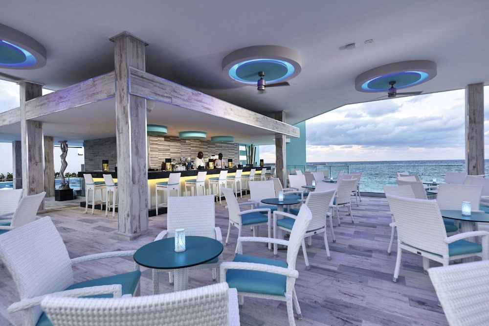 Hotel Riu Palace Paradise Island - Adults Only - All Inclusive — Restaurant & bars in Paradise Island, New Providence