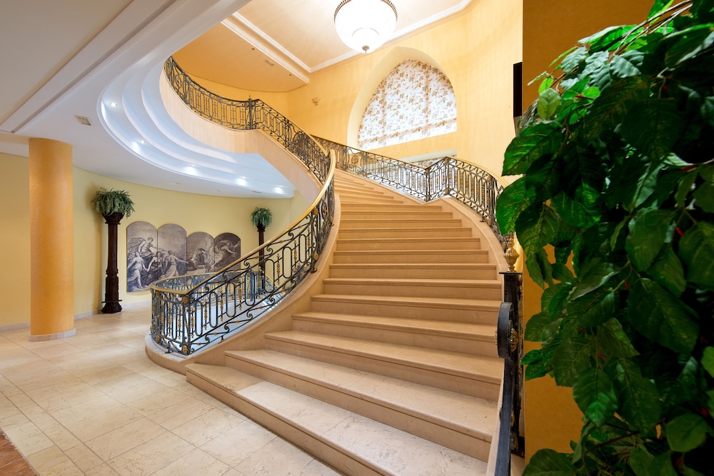 Hotel IPV Palace & Spa — Hotel building in Fuengirola, Andalusia