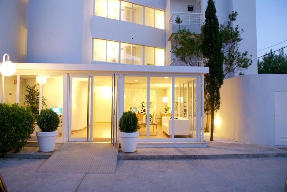 Bellamar Apartments — Hotel building in Puerto Pollensa, Balearic Islands