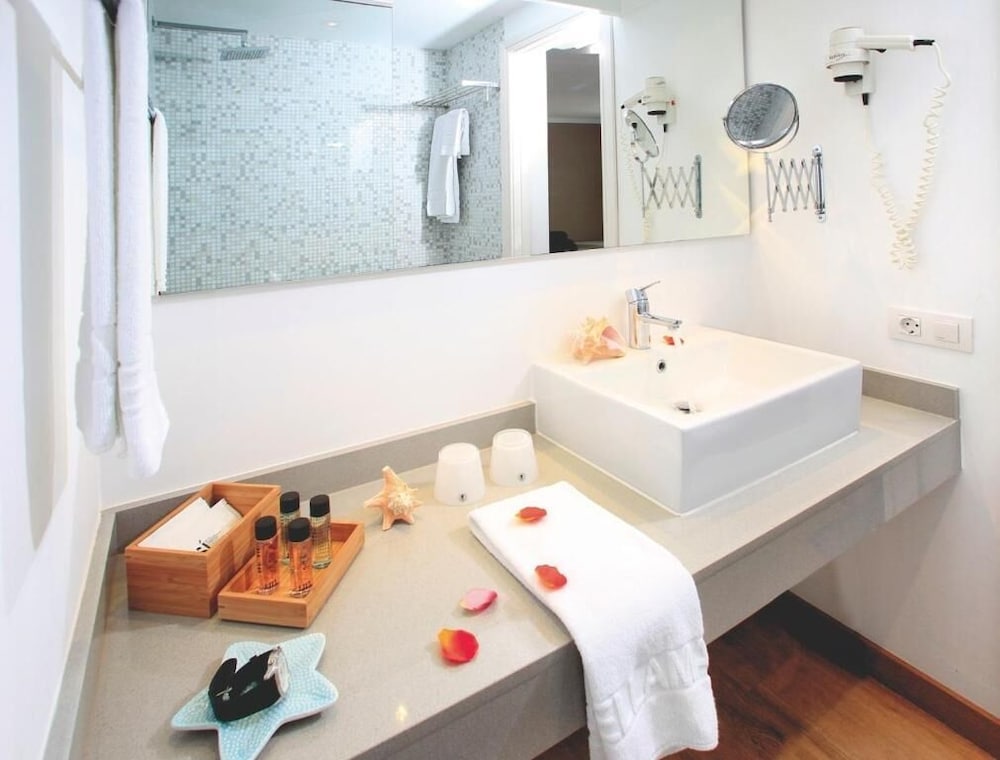 Bellamar Apartments — Hotel rooms in Puerto Pollensa, Balearic Islands
