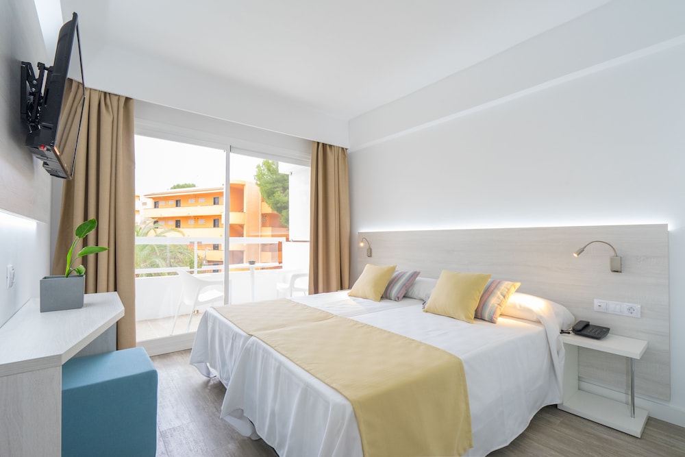 Hotel BelleVue Vistanova — Hotel rooms in Magaluf, Balearic Islands