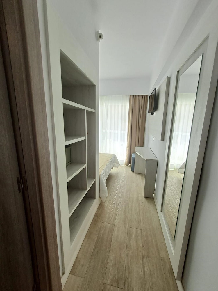 Hotel BelleVue Vistanova — Hotel rooms in Magaluf, Balearic Islands