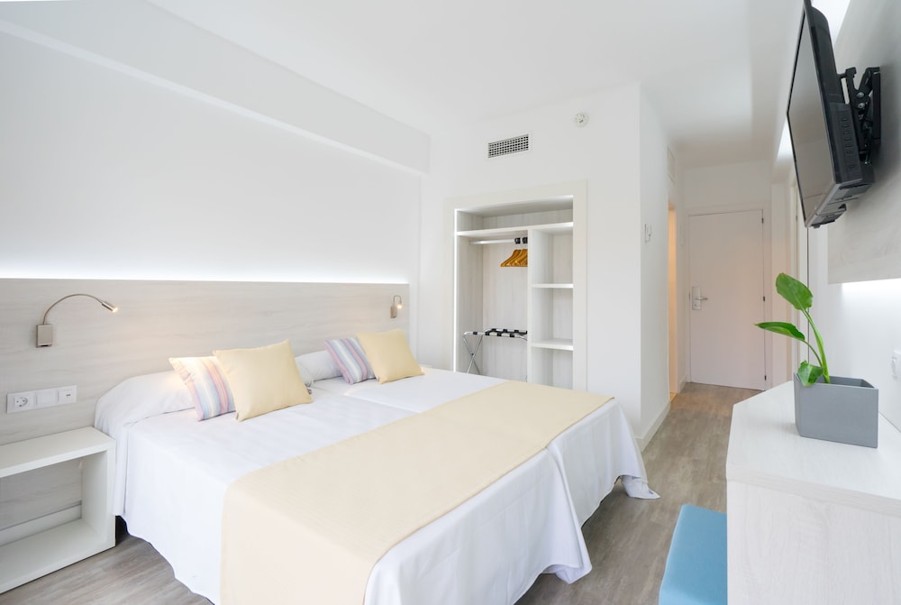 Hotel BelleVue Vistanova — Hotel rooms in Magaluf, Balearic Islands