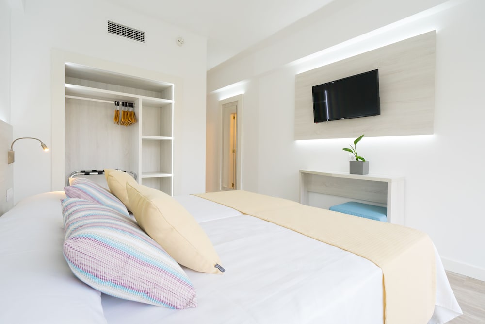 Hotel BelleVue Vistanova — Hotel rooms in Magaluf, Balearic Islands