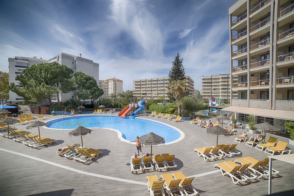 Ohtels Belvedere — Swimming pool in Salou, Catalonia