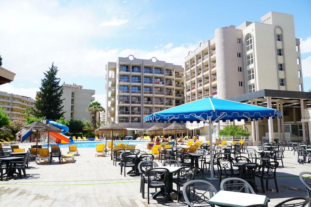 Ohtels Belvedere — Swimming pool in Salou, Catalonia